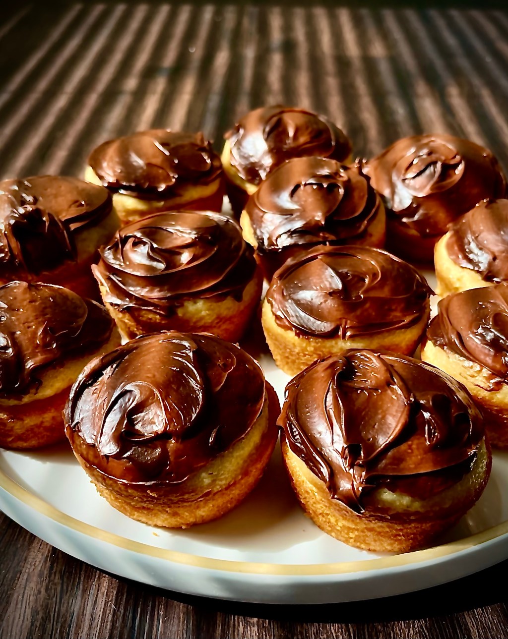 Super Moist Gluten Free Vanilla Cupcakes with Chocolate&nbsp;Frosting